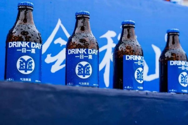 广州配资网 搭上咖啡、奶茶、花果香，千年黄酒上了年轻人的酒桌