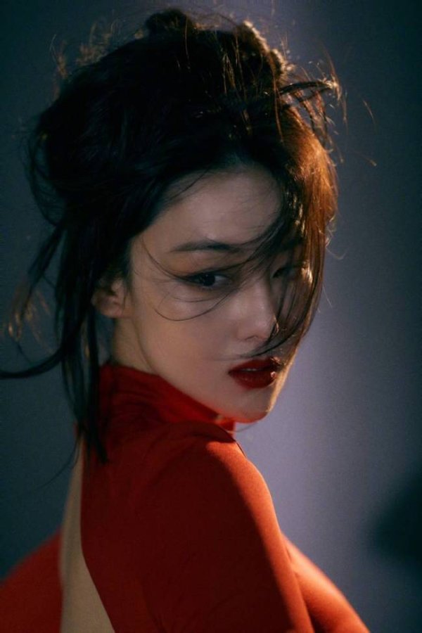 申宝证券 张馨予一席红裙亮眼迷人 回眸眼神超有电影感