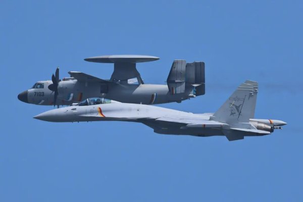 东程配资 有点猛过头了，这是我能看的吗？ ​鹰眼和超级大黄蜂比翼齐飞