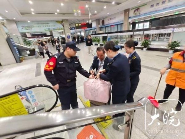星合证券 一名旅客乘电梯跌倒 民警迅速按下“停止键”